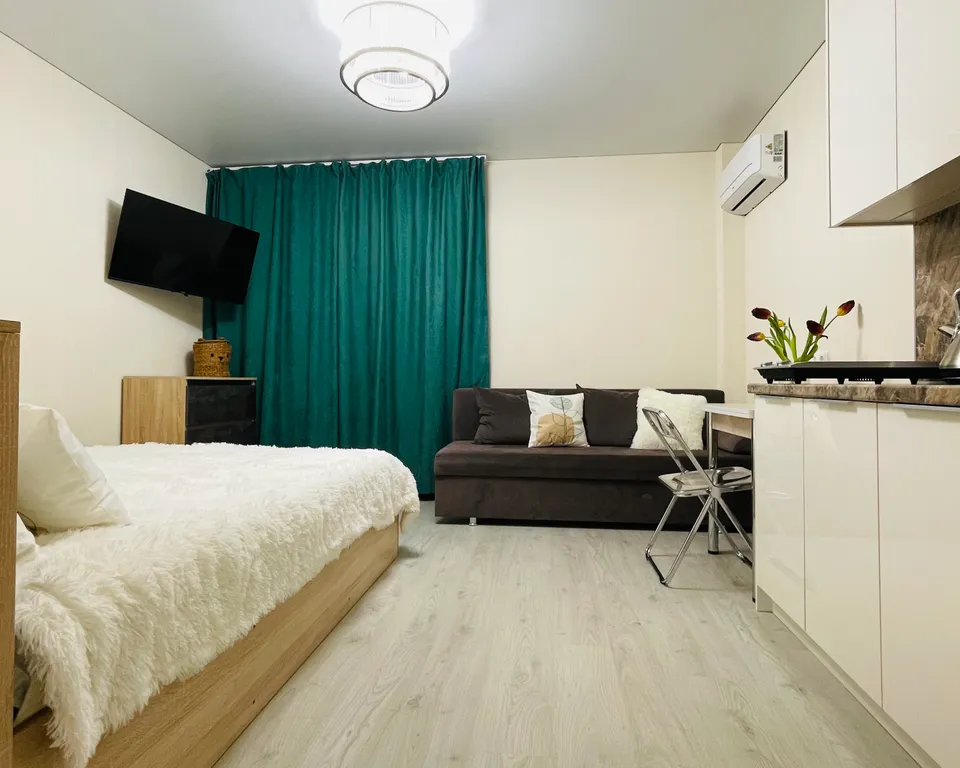 Уютная большая студия с балконом