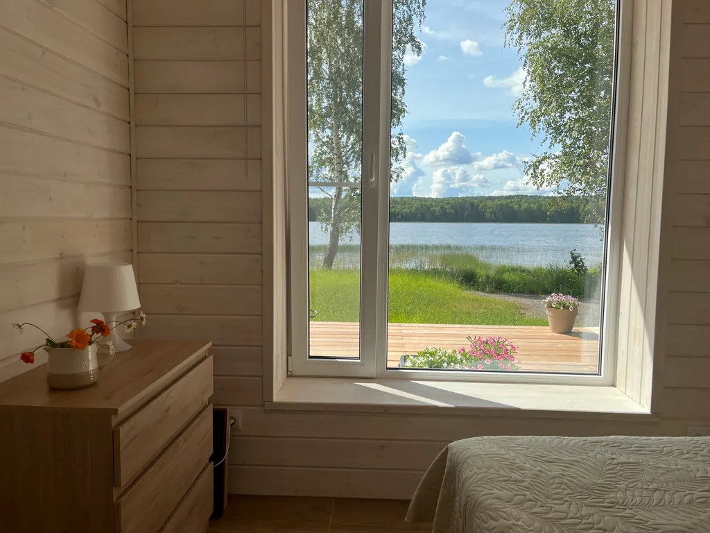 Домик в Карелии на берегу озера