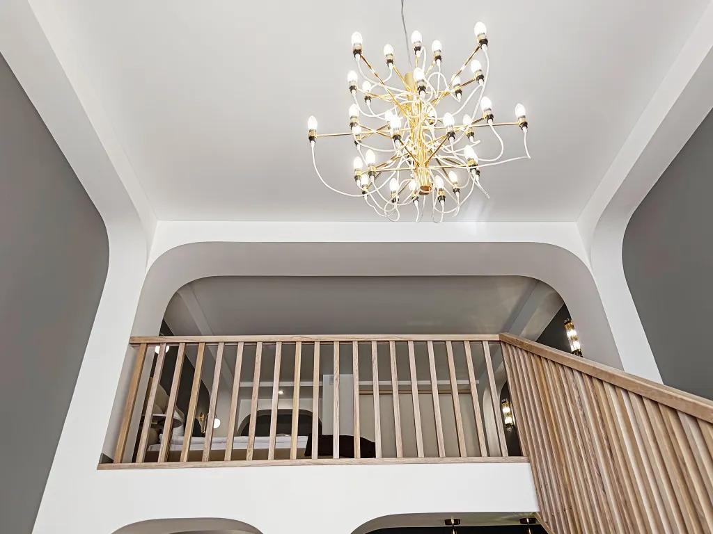 Дизайнерский двухуровневый апартамент с панорамным окном