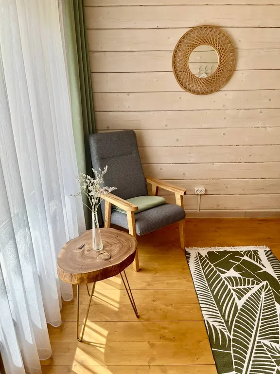 Просторный новый дом на берегу озера у родника