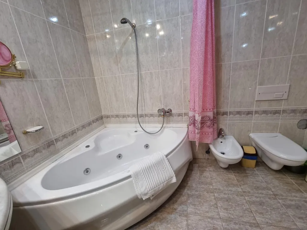 Вилла с бассейном и видом на море