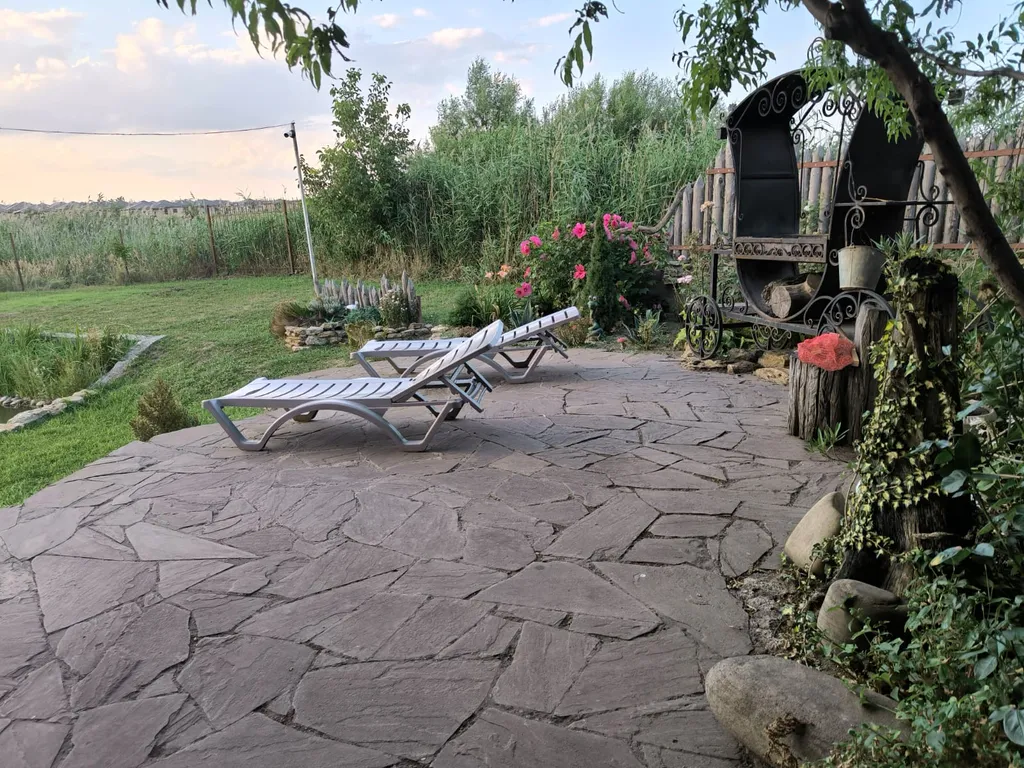 Дом у пруда