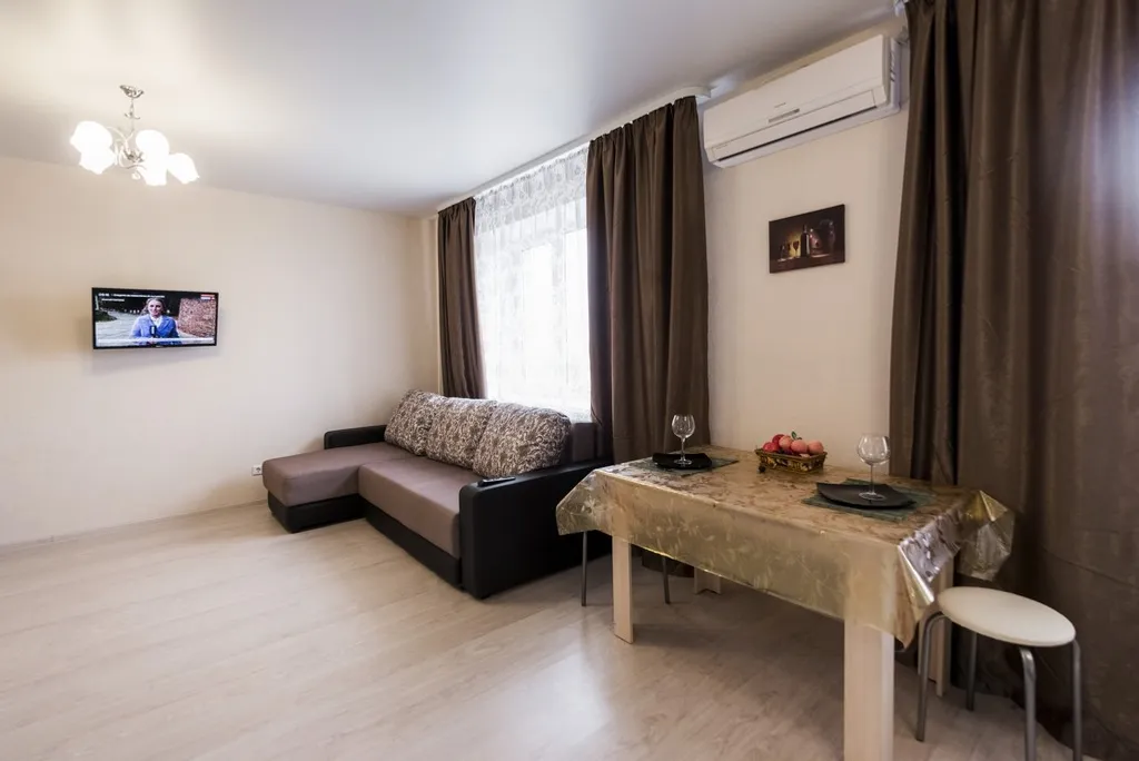 2-комнатня квартира (рядом Суворовское училище и Хилтон)