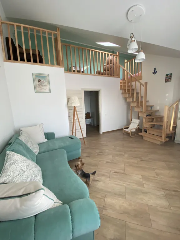 Двухуровневые апартаменты у озера и моря