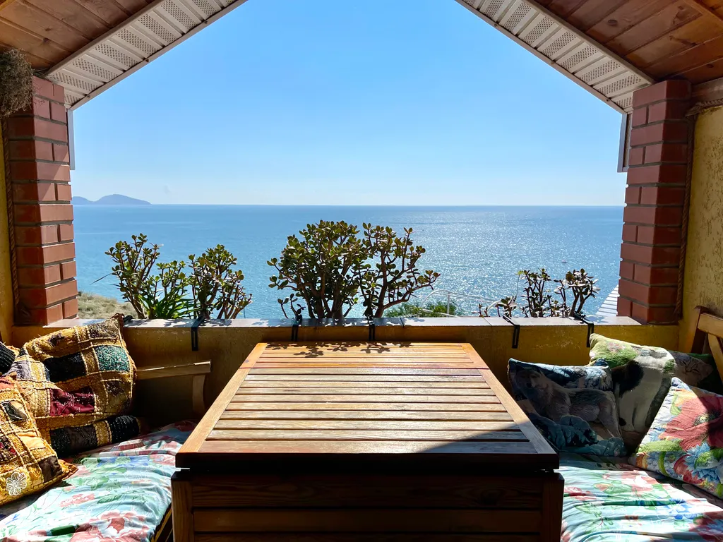 Пентхаус с балконом и видом на море