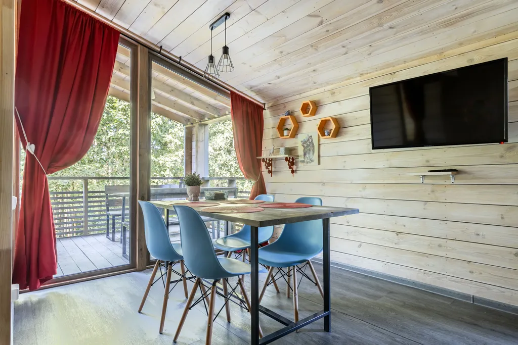 Деревянный дом у озера Кипень