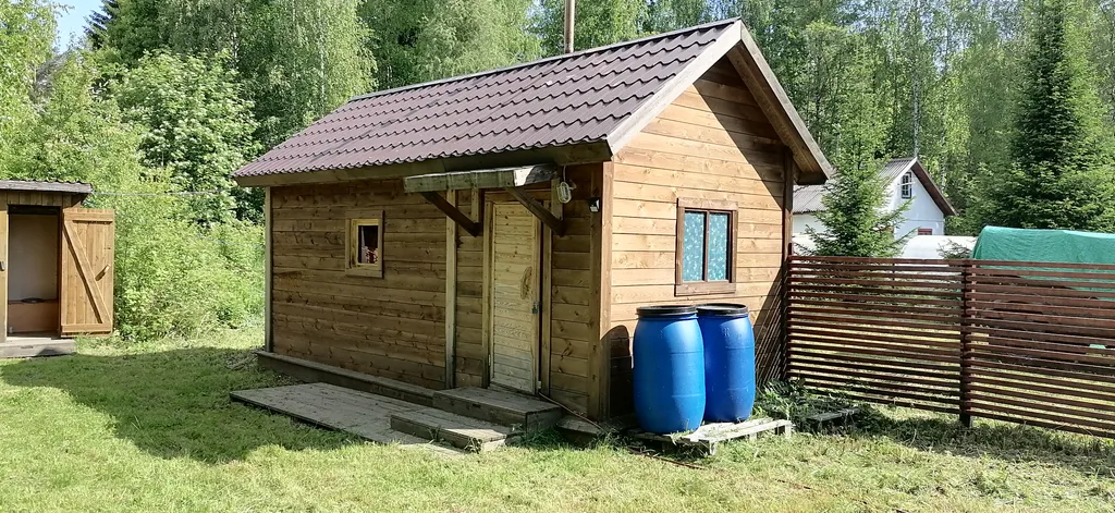 Дом рядом с озером