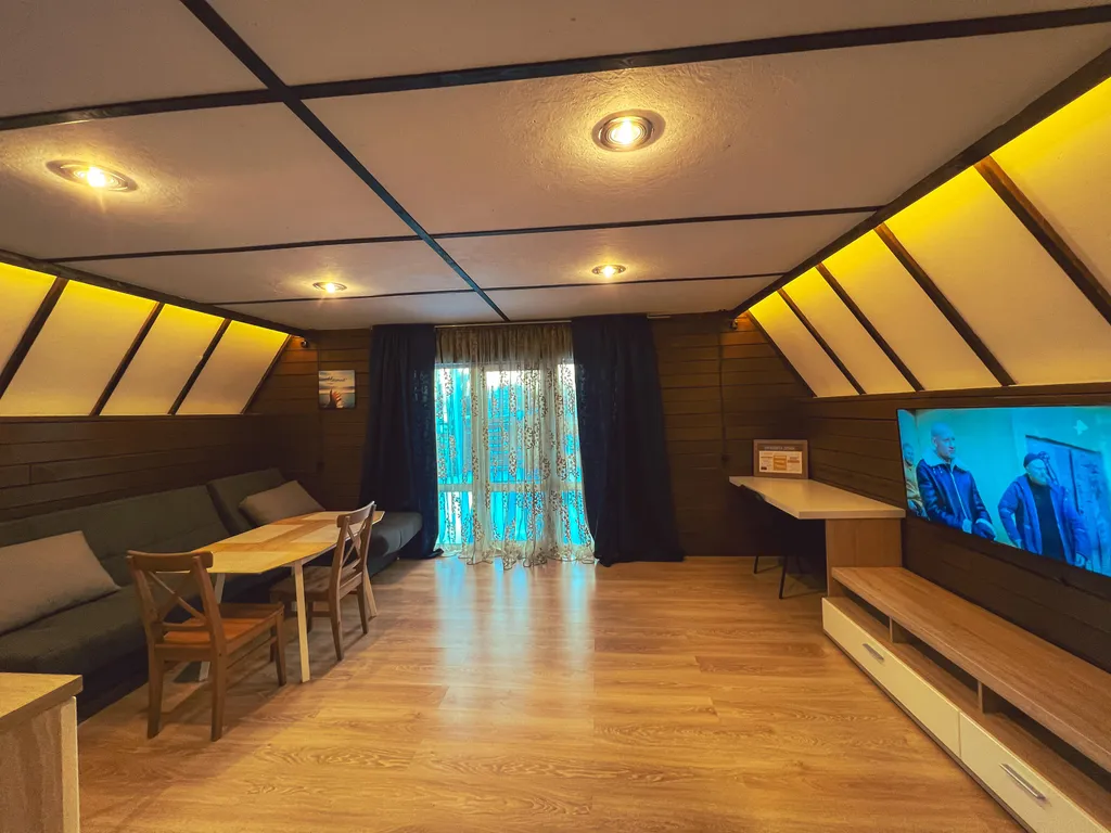 Двухэтажный дом с чаном и баней