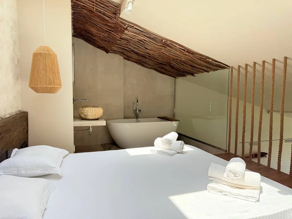 Просторная студия в стиле минимализма с панорамным видом на Махачкалу