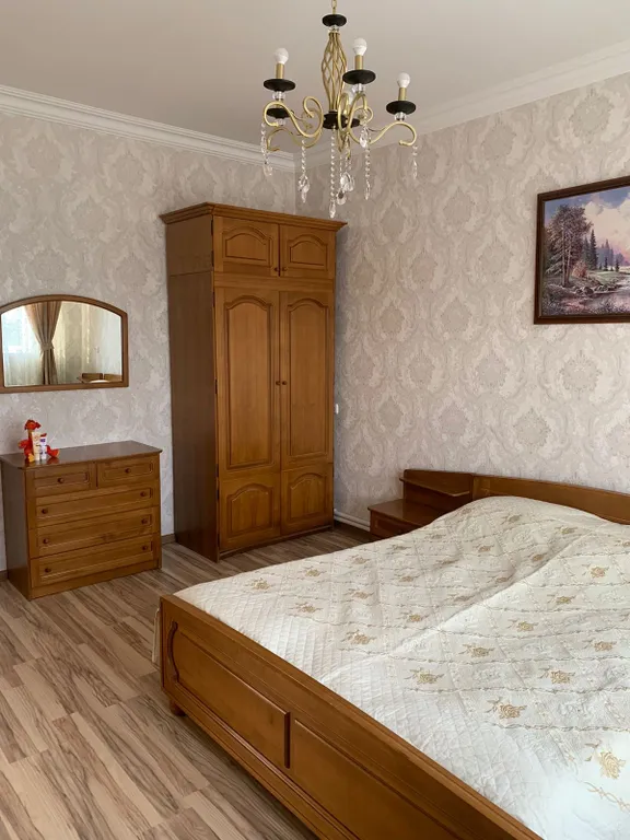 Двухэтажный дом с бассейном, верандой и видом на горы