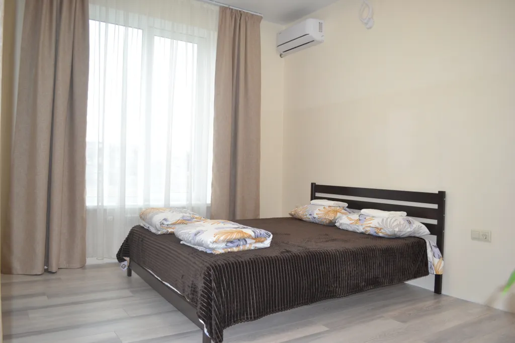 Уютный дом с зеленой лужайкой