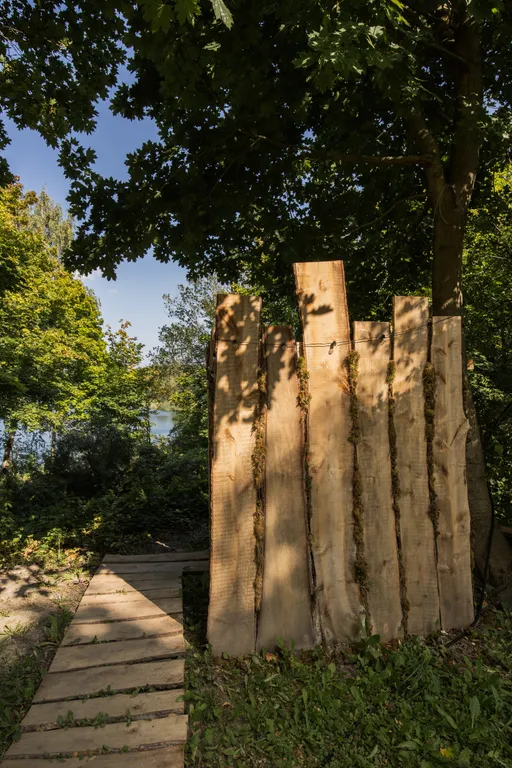 Большой шатёр в кемпинге вблизи озера