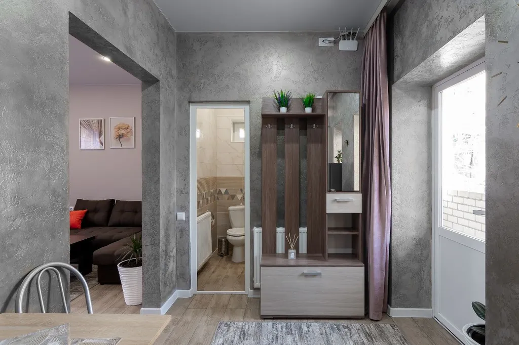 Домик коралл с бассейном в центре