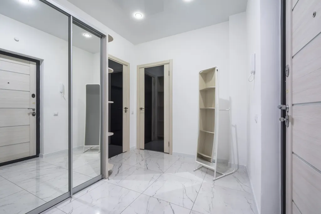 Белоснежная квартира с яркими акцентами в ЖК Центральный