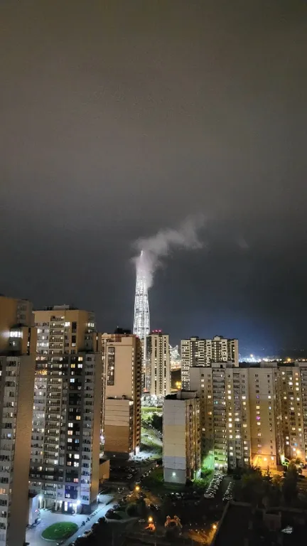 Квартира у метро с видом на Неву и мост