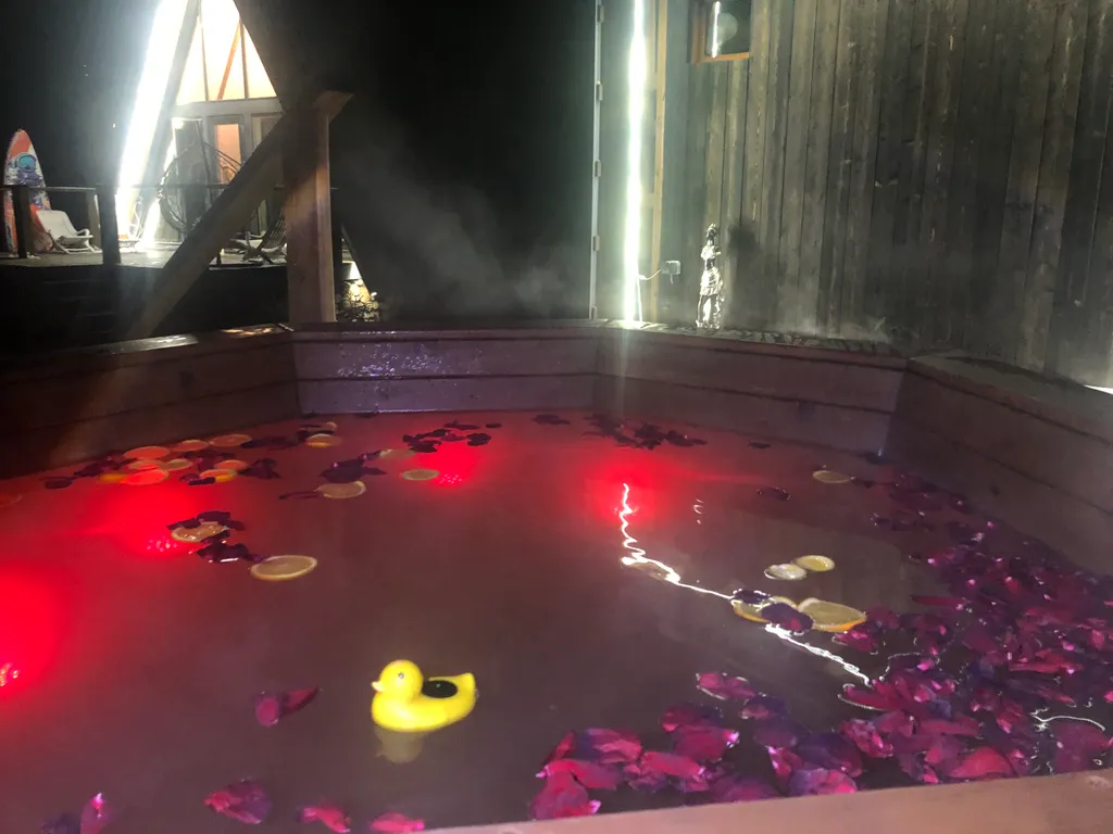 Дом у озера в стиле А-frame