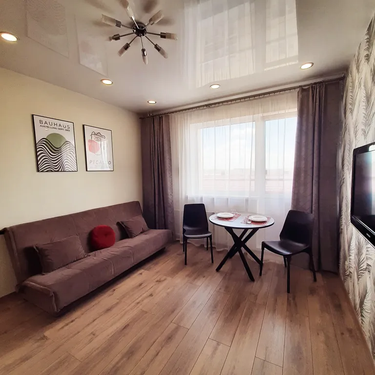 Просторная евротрешка с видом на Ангару и город