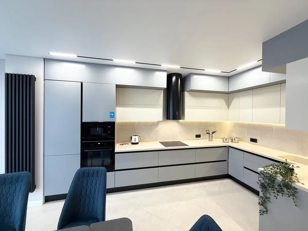 Квартира с большой кухней-гостиной, камином и панорамным видом