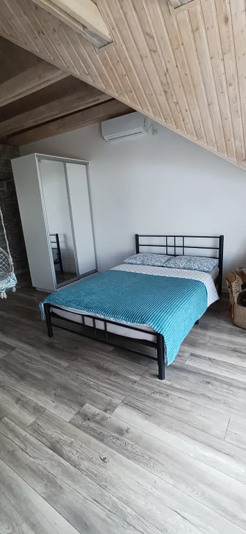 Уютный дом на берегу реки рядом с центром