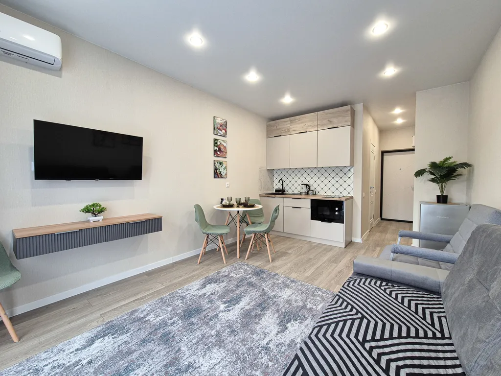 Студия с видом на лес и горы