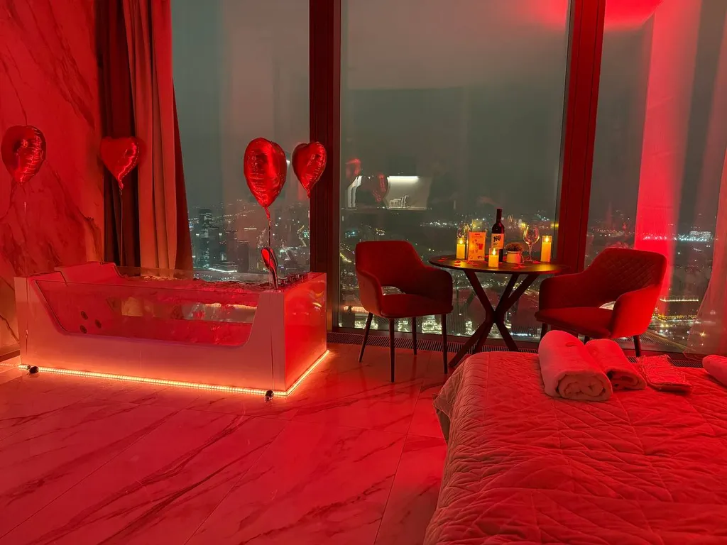 Апартамент с джакузи у окна