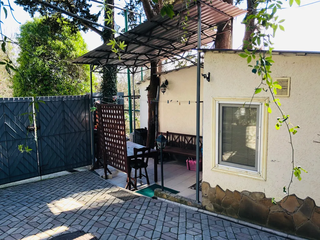 Уютный домик в Никитском саду