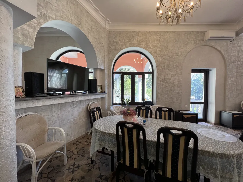 Дом в 5 минутах от набережной Ялты с бассейном и сауной