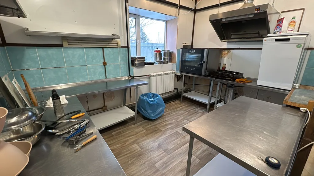 Деревянный коттедж с большой территорией рядом с городом