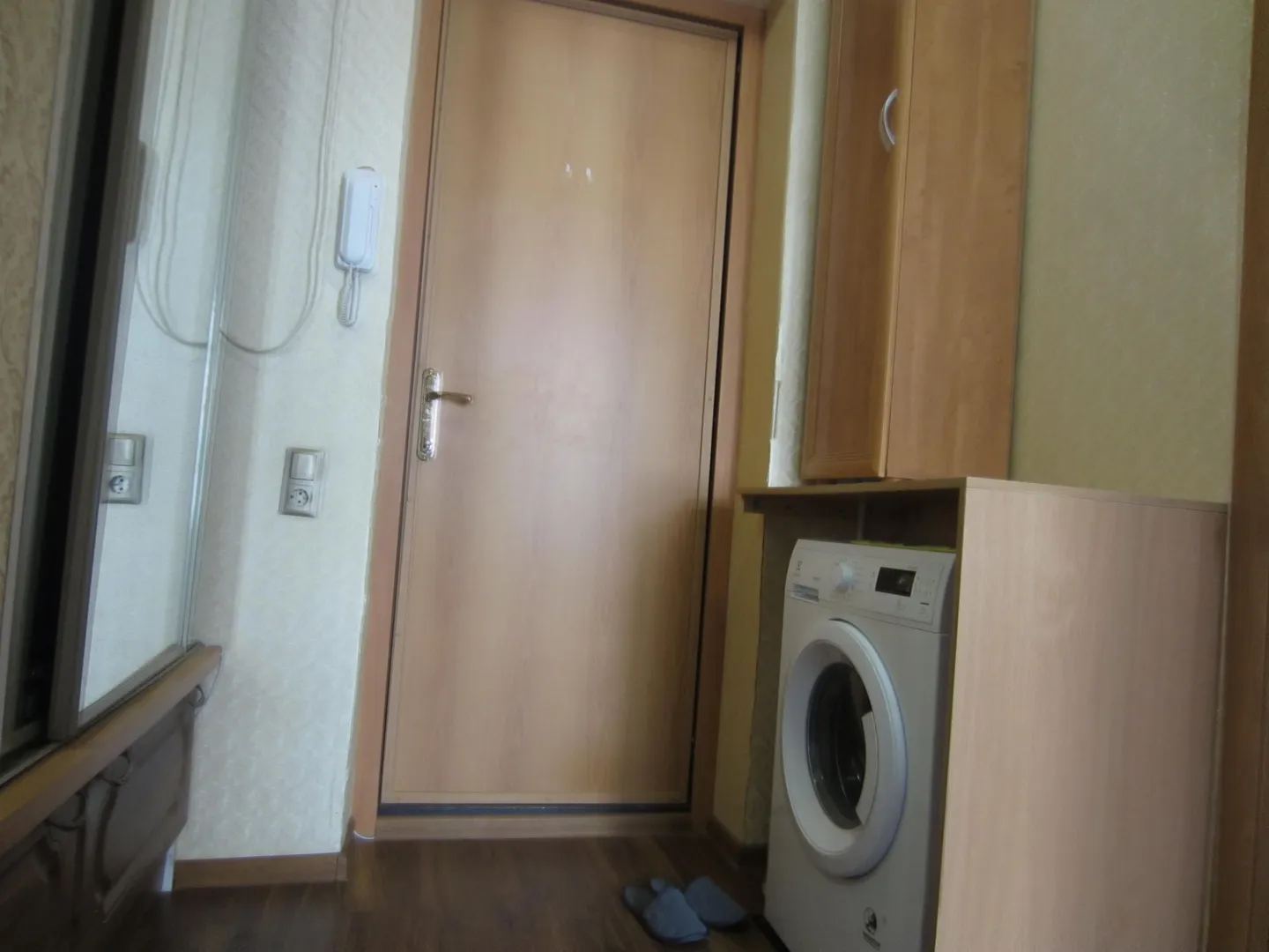 Прихожая с гардеробом и стиральной машиной