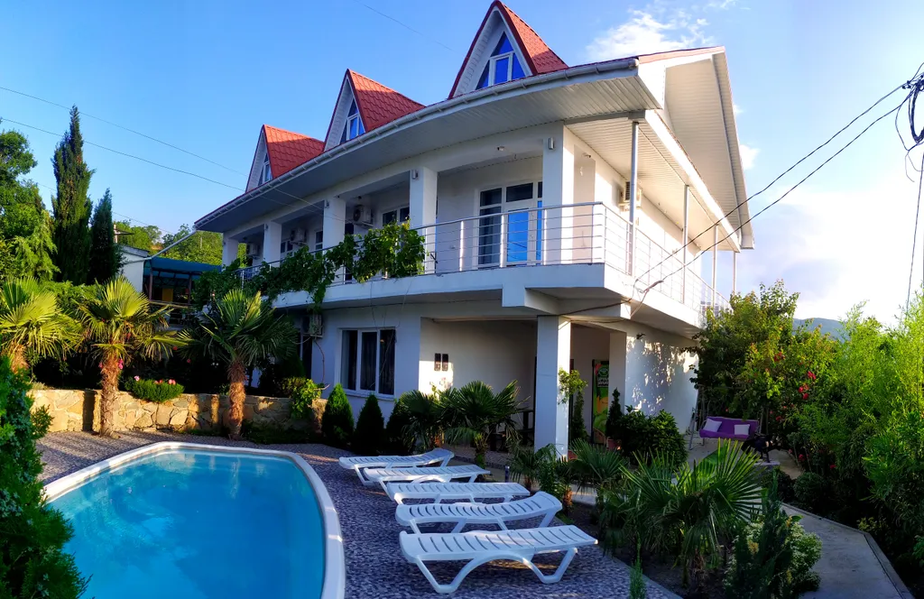 Дом с бассейном в районе Артека и горы Аю-Даг