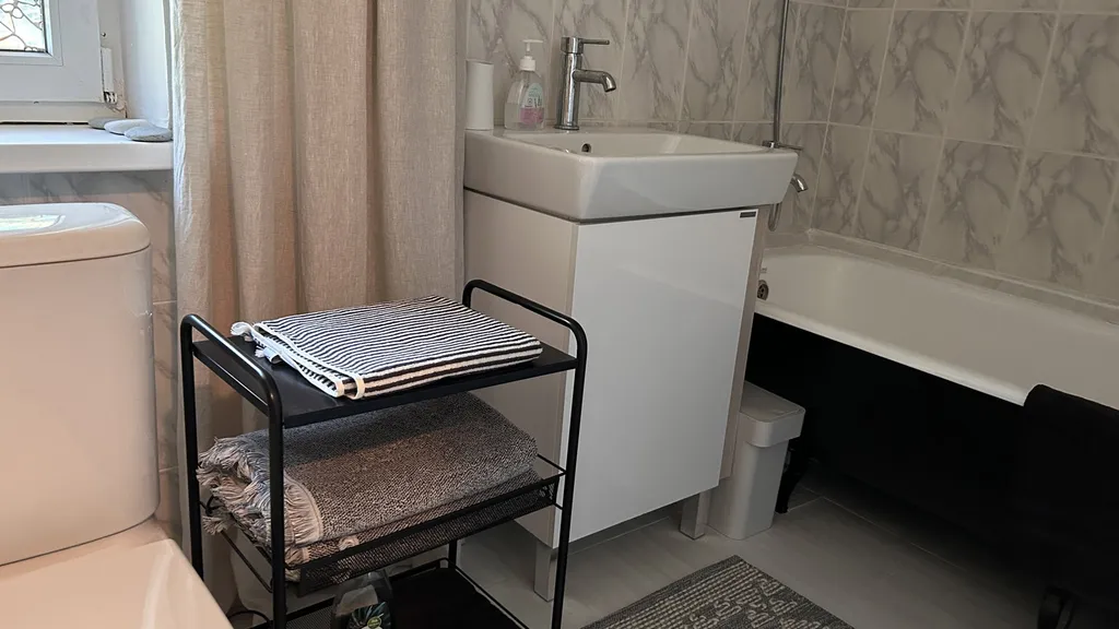 Дом с уютной верандой, выходящей в сад