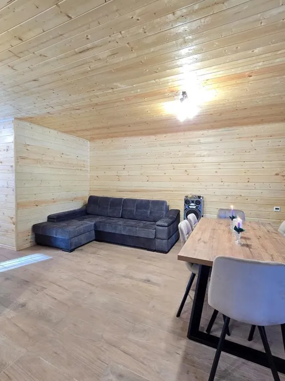 Домик возле озера