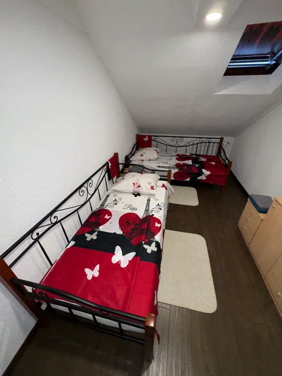 On two levels with two bathrooms