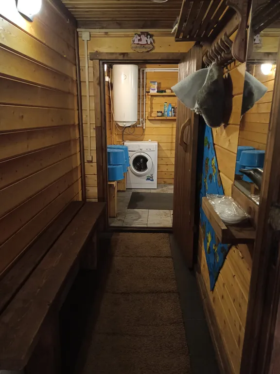 Дом с баней на берегу озера, в черте города