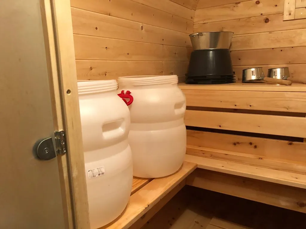 Уютный домик в окружении леса и горячих источников