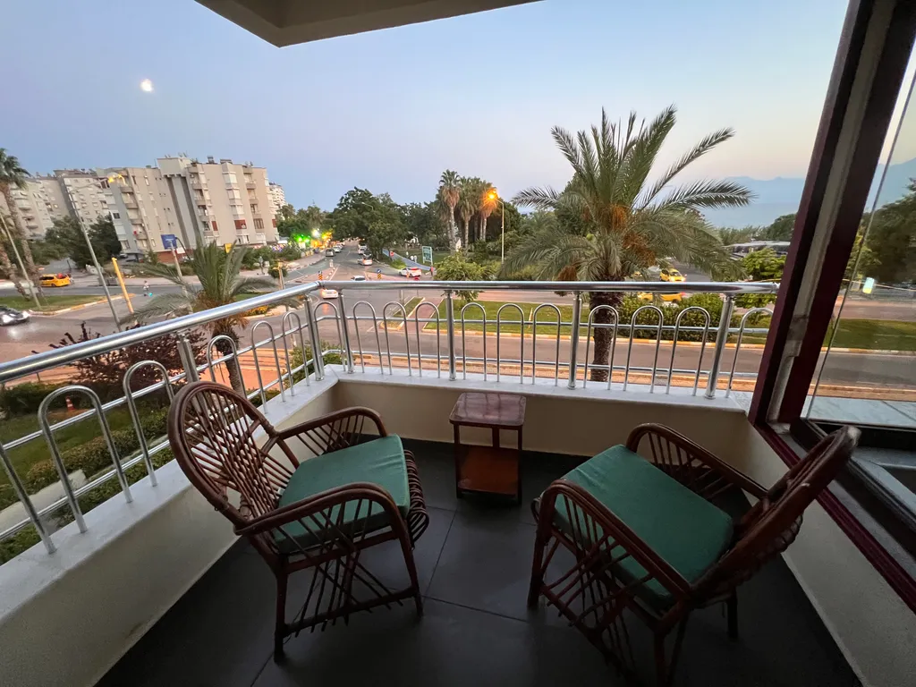 Spacious luxury waterfront flat