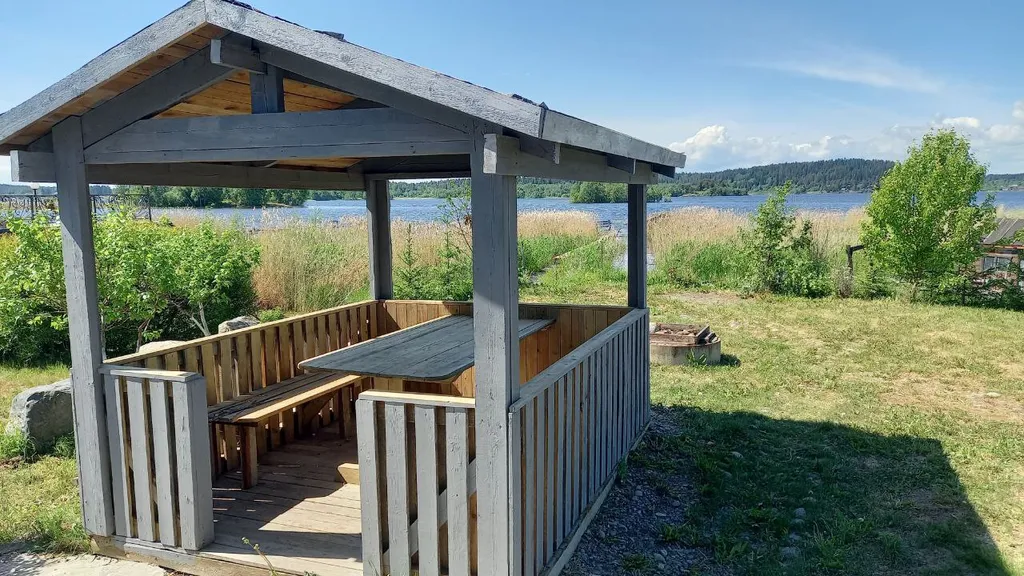 Дом на самом берегу Ладоги