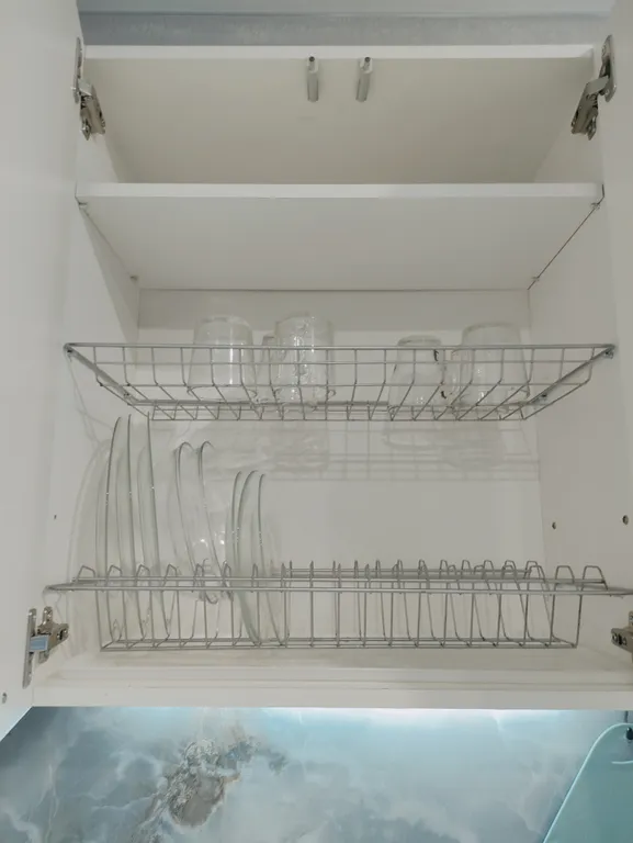 Светлая евро-двушка с горным пейзажем от художника