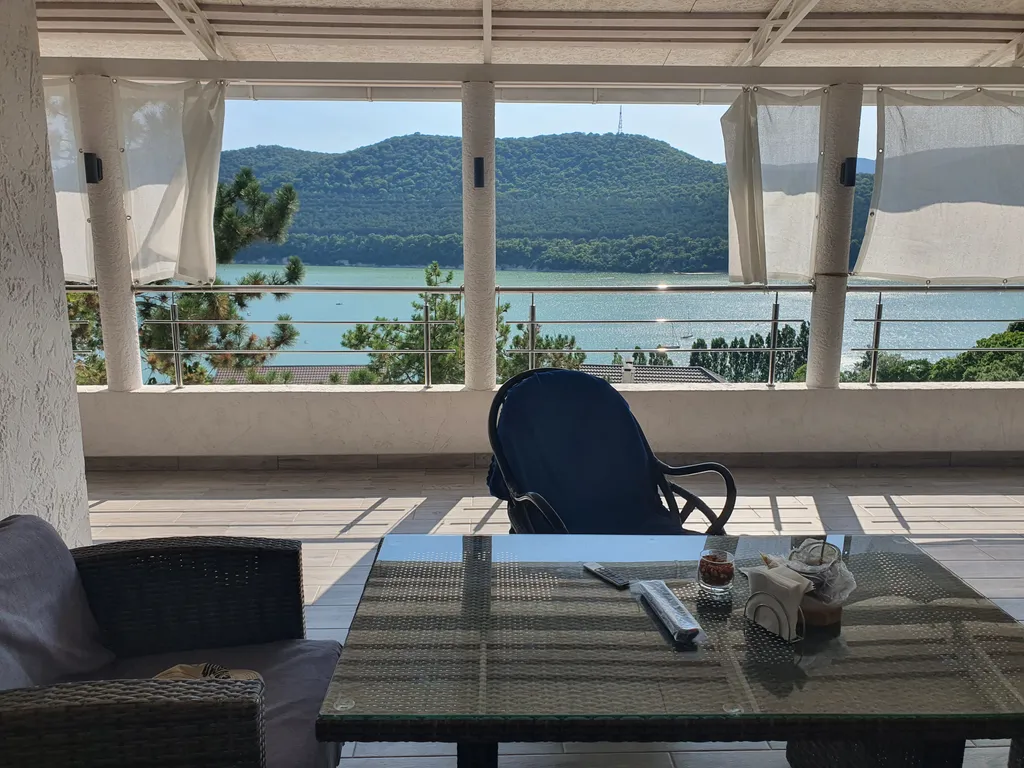 Апартамент-студия с видом на озеро Абрау