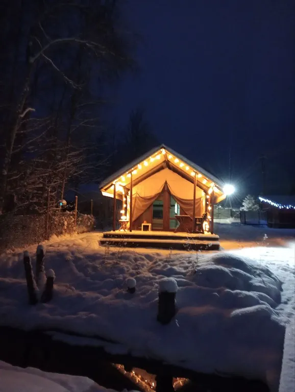 Коттедж Уютный, зимний эко-дом Сафари с потрясающим видом на ручей и лес — Зеленая Роща