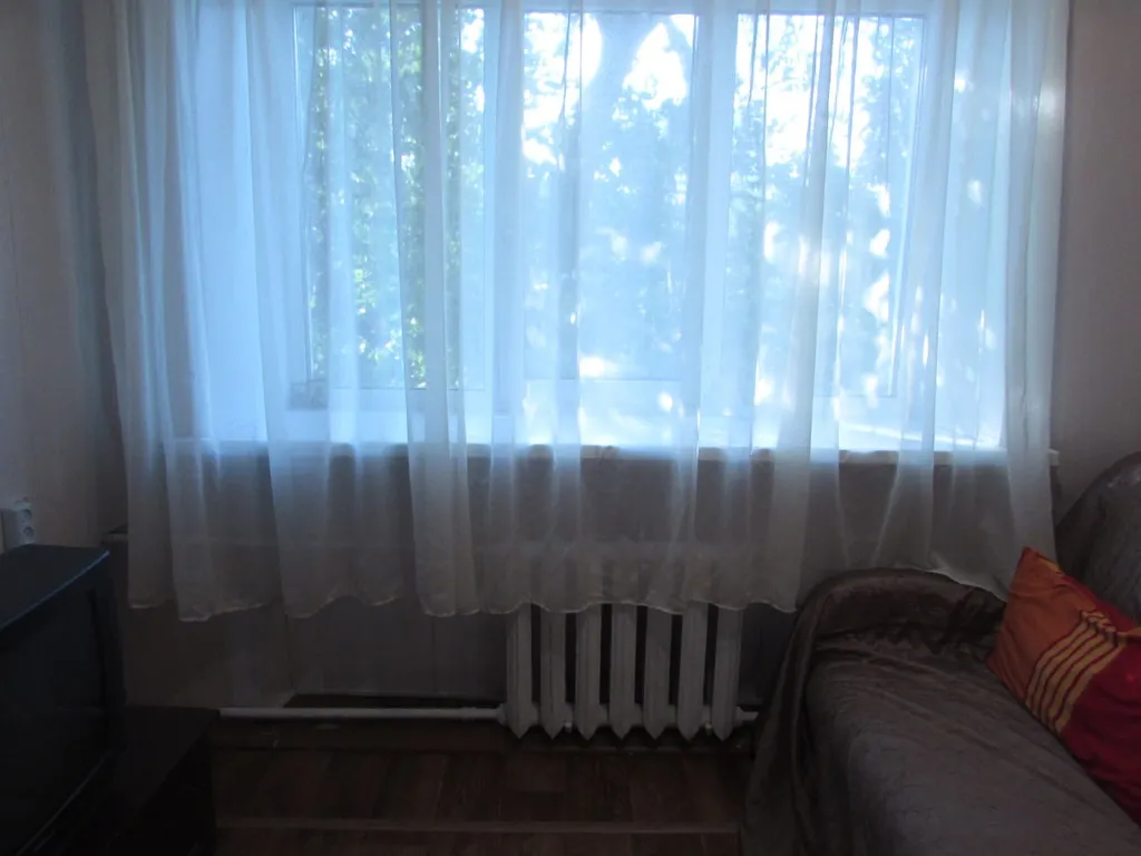 Удобная комната с кухней-прихожей, сан. Узлом, с входной железной дверь