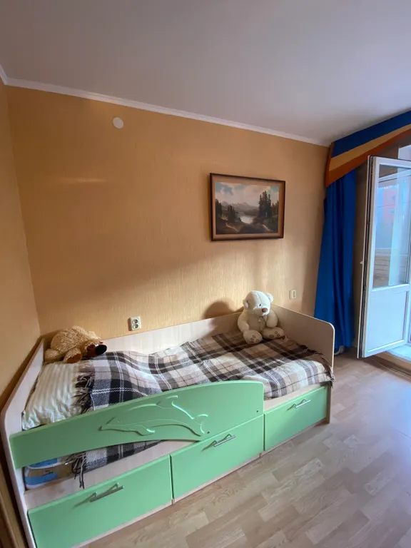 Большая 3-х комнатная квартира возле Ледовой арены в тихом районе