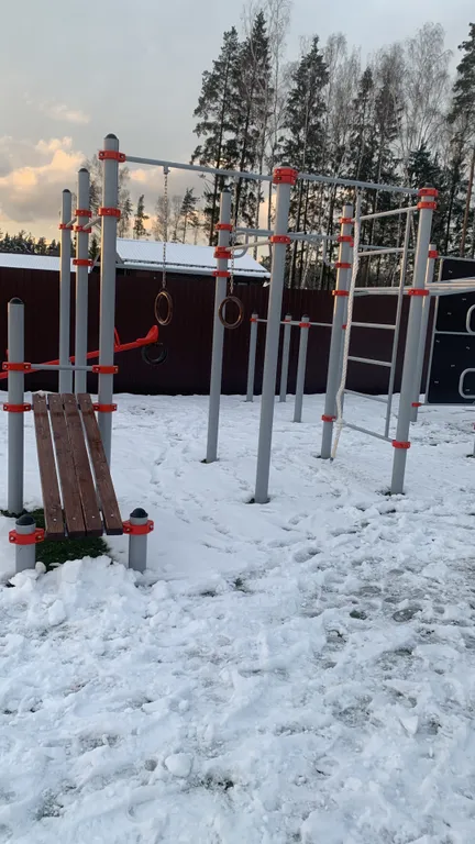 Уютный дом у леса и озера