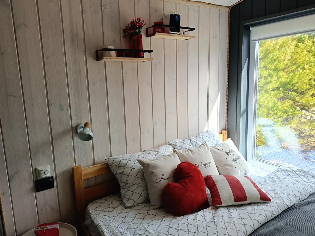 Темный домик на опушке леса