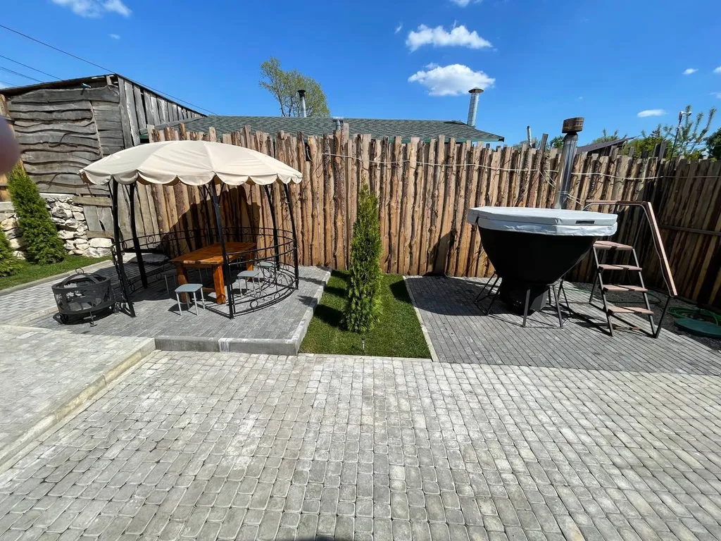 Уютный дизайнерский коттедж с территорией