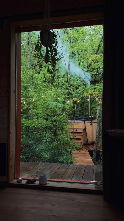 Дом на краю леса с видом на горы