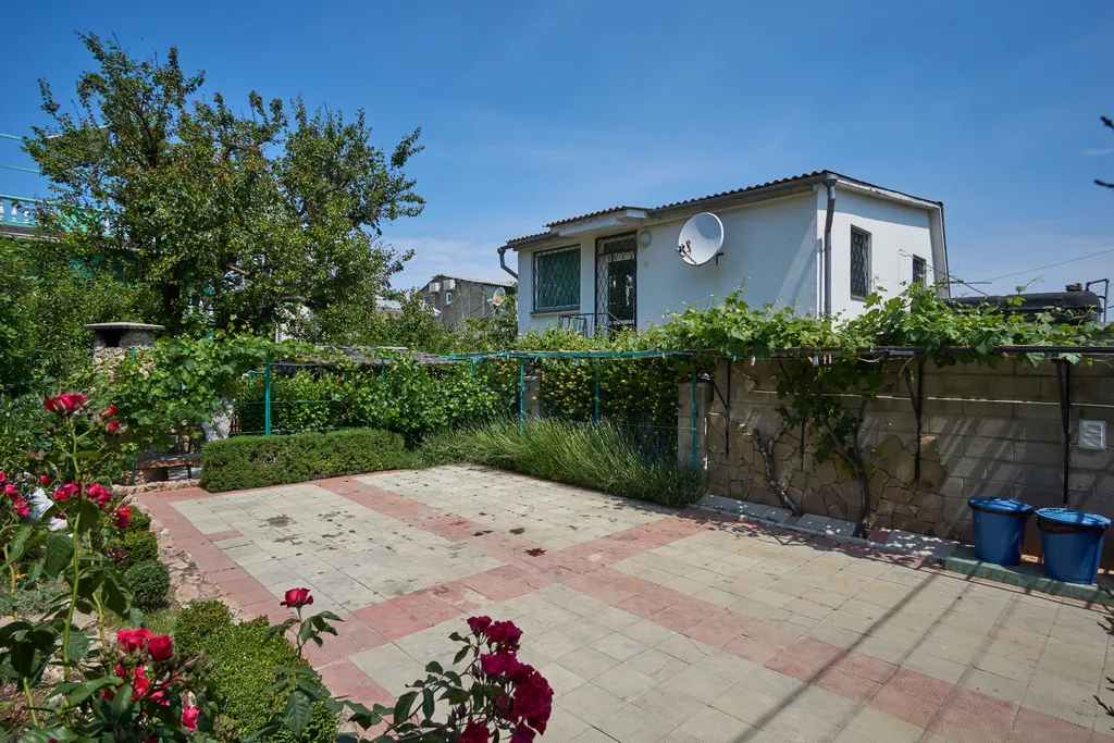 Коттедж Отдельная часть дома с беседкой рядом с парком и пляжем Учкуевка — Севастополь