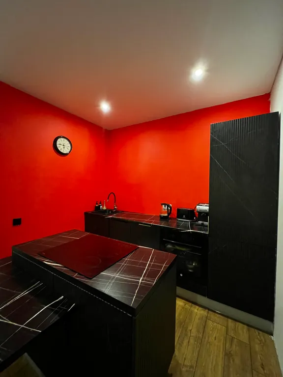 Дом с березовым лесом на участке