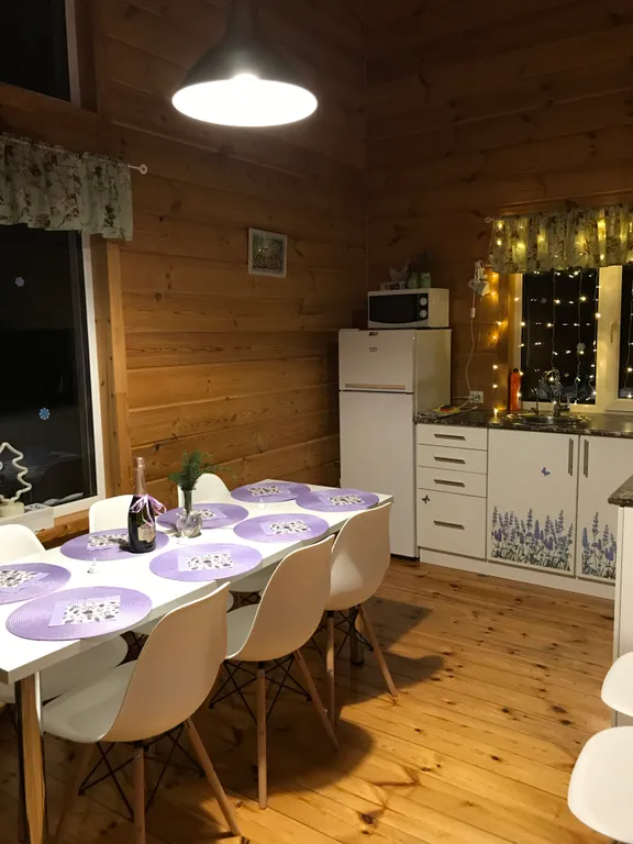 Уютный дом на берегу реки у водопада