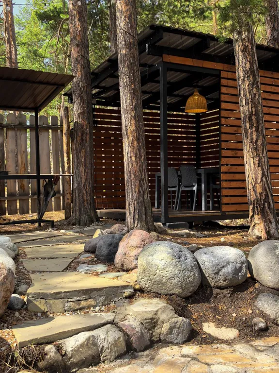 Треугольный дом с огороженной территорией